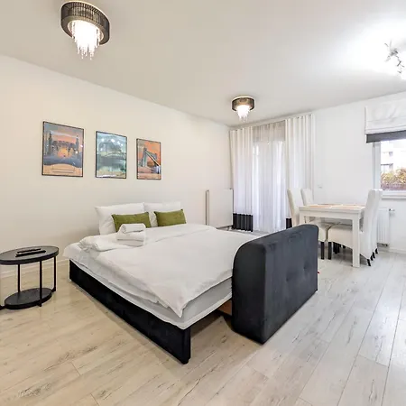 Tarnogaj Superior With Garden By Bookinghost Apartman Wrocław